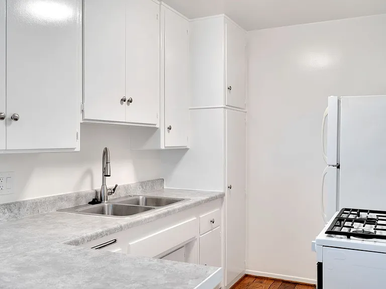 218 S Gale Dr — Photo 16