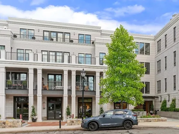 580 Washington St Unit 104, Wellesley, MA 02482
