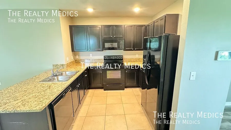 Beautiful 3 Bedroom, 2 Bathroom Home in Riverview!! — Photo 4