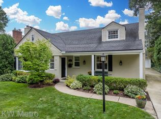 1121 Torrey Rd, Grosse Pointe Woods, MI 48236
