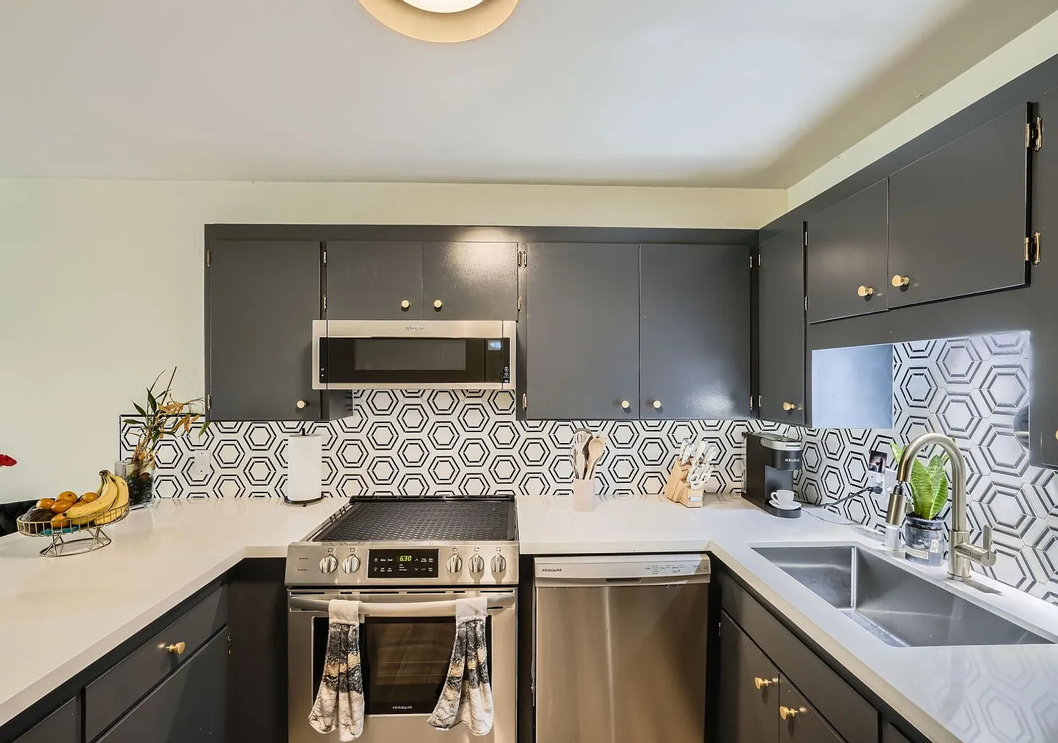 Top-Floor Corner Unit with Stunning Views in Renton A Commuter's Dream! — Photo 1