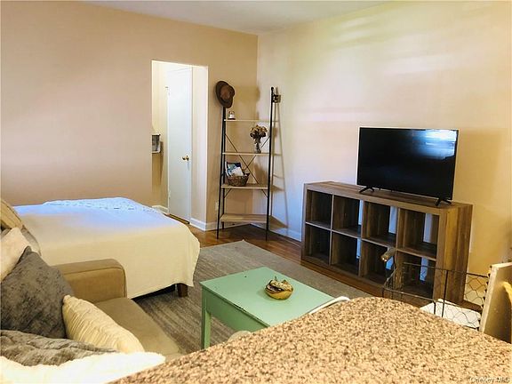 5th image of 9 Bryant Cres APT 1H