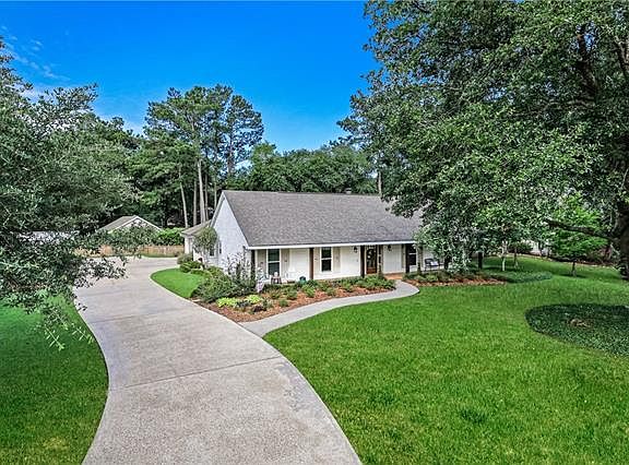 2nd image of 822 Beau Chene Dr