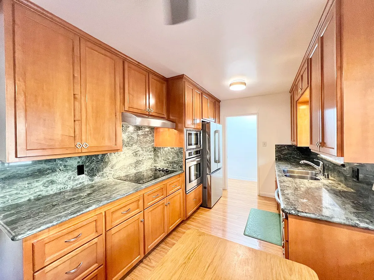 Building Photo - 2662 E 2nd St #D1