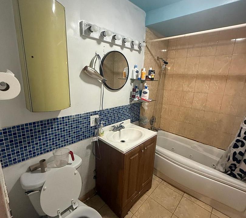 2nd image of 6432 N Ridge Blvd APT 3C