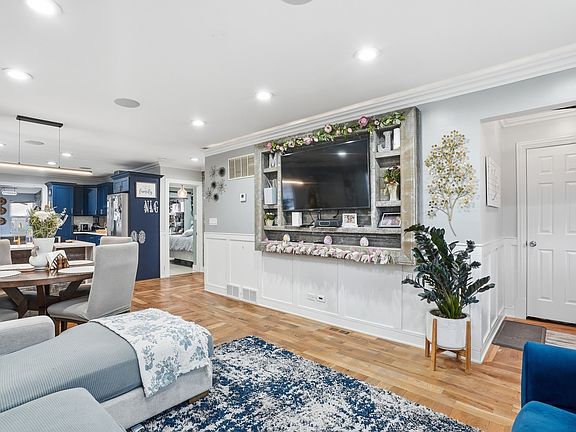 4th image of 1900 N Kenneth Ave