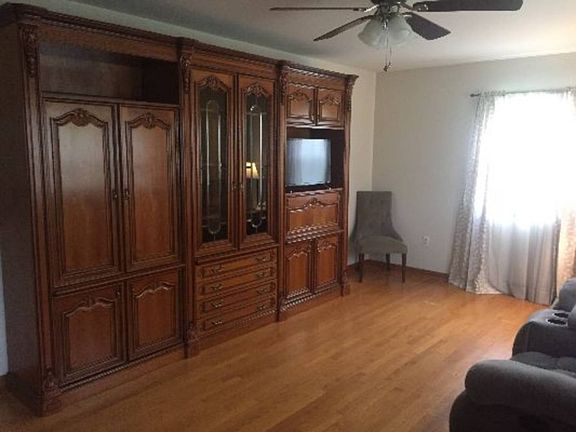 2nd image of 411 Kanawha St