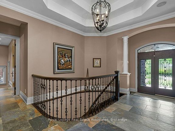 4th image of 46 Scott St