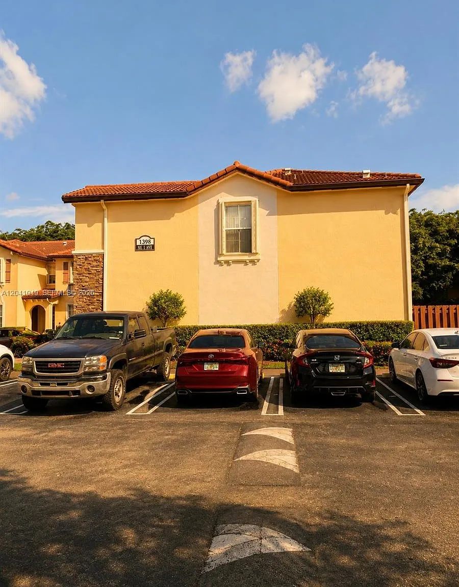 3 bed, 2.5 bath, $2,100 — Photo 3