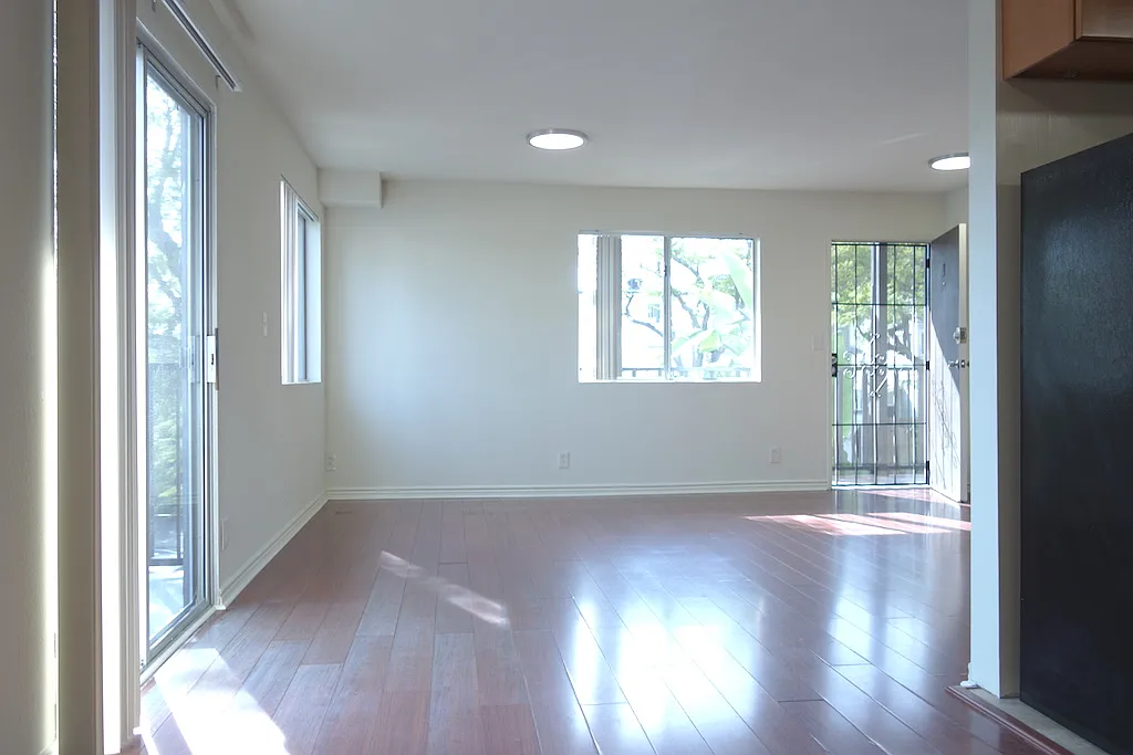 4 bed, 3.5 bath, 2000 sqft, $4,295 — Photo 2