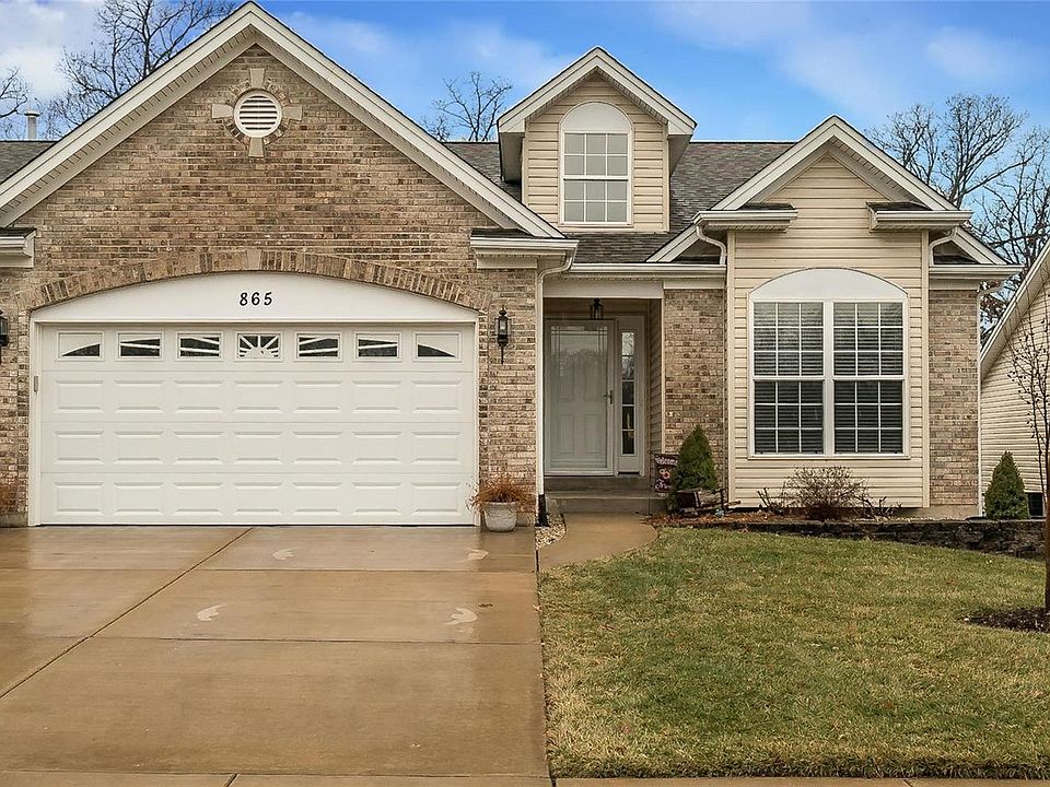 Welcome Home to 865 Elaine Dr.!  Covered porch, Storm door and side windows offers a great place for friends and family to be greeted before entering into this beautiful home!