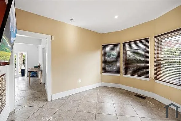 2754 Kenwood Ave — Photo 41