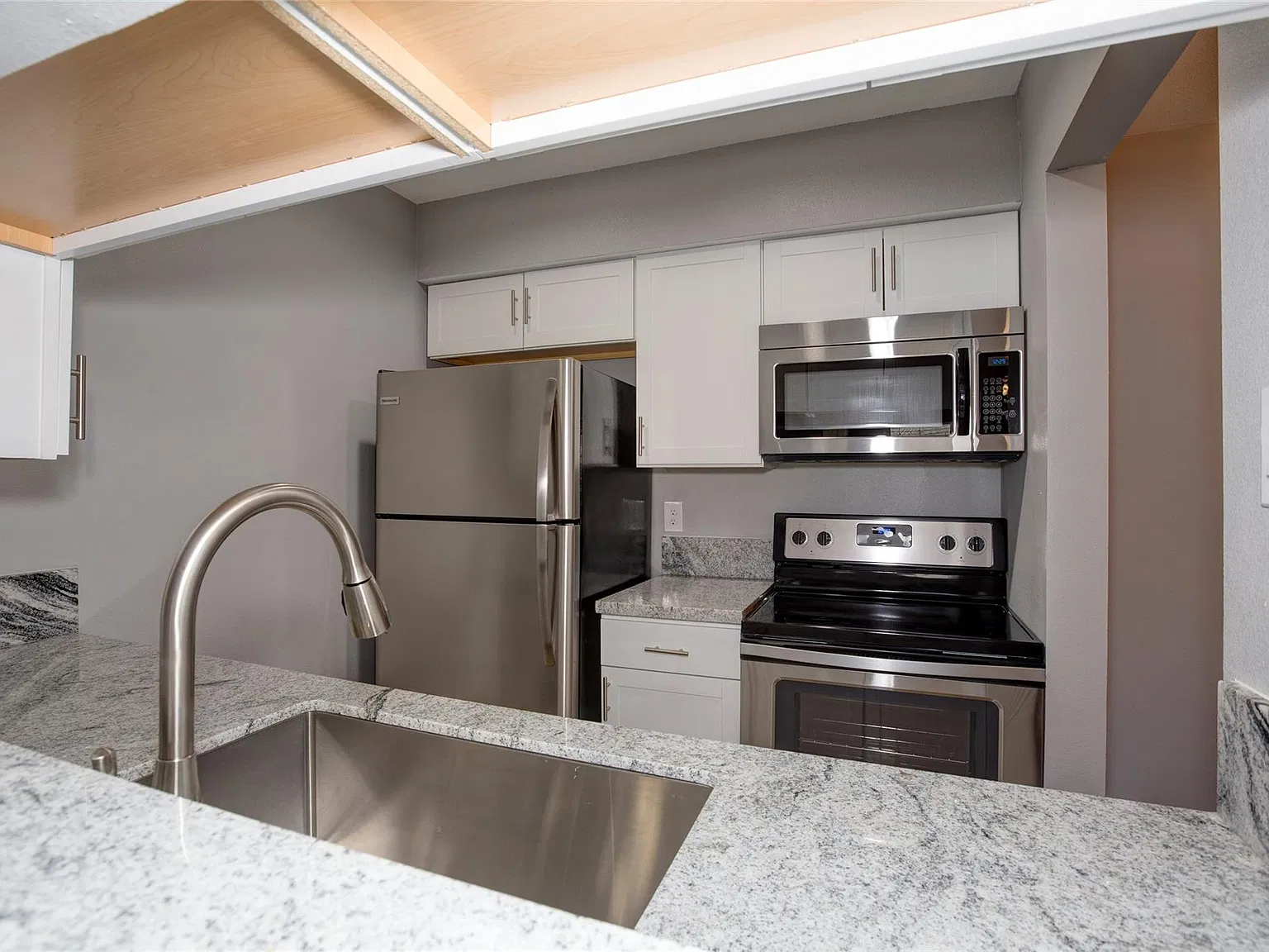 2 bed, 2.0 bath, 850 sqft, $1,300 — Photo 2