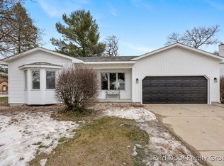 1288 Cambridge Dr SE, Grand Rapids, MI