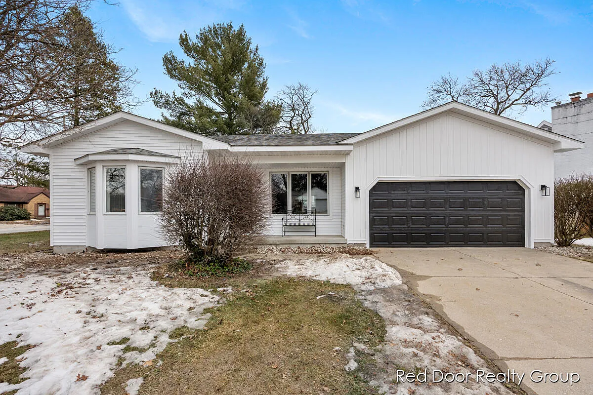 1288 Cambridge Dr SE photo 1