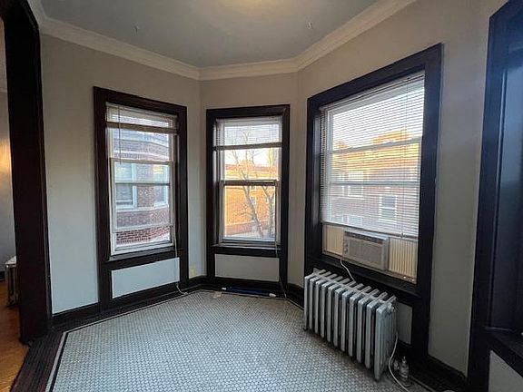3rd image of 835 W Cornelia Ave APT 3S