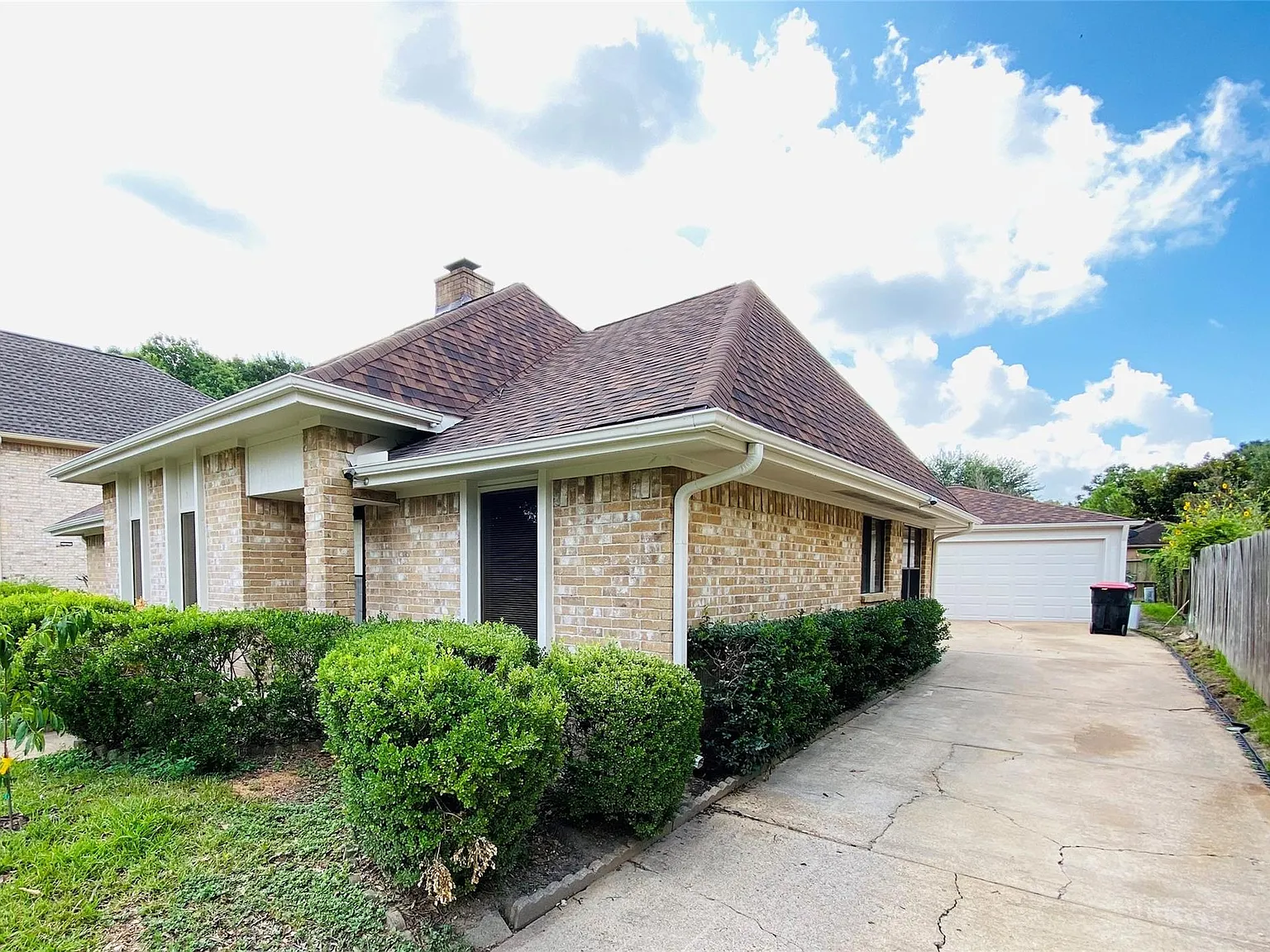 4 bed, 2.0 bath, 2307 sqft, $2,250 — Photo 2