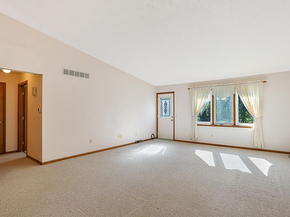 2nd image of 584 Gardenview Dr SW