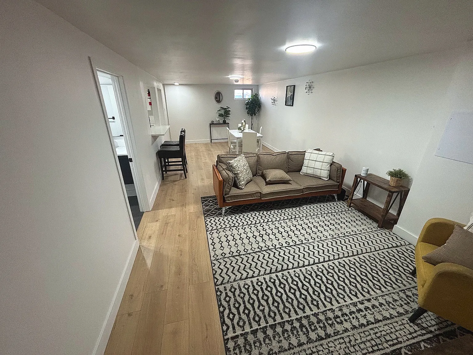 2 bed, 1050 sqft, $1,700 — Photo 3
