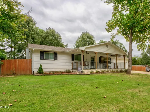 5602 Chapel Hill Dr, Horn Lake, MS 38637