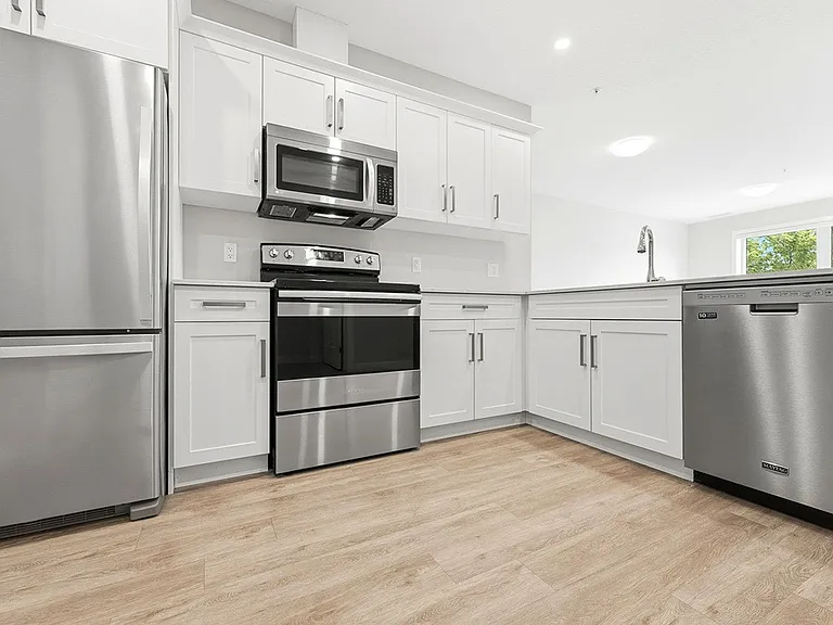 105 Oxford St — Photo 14