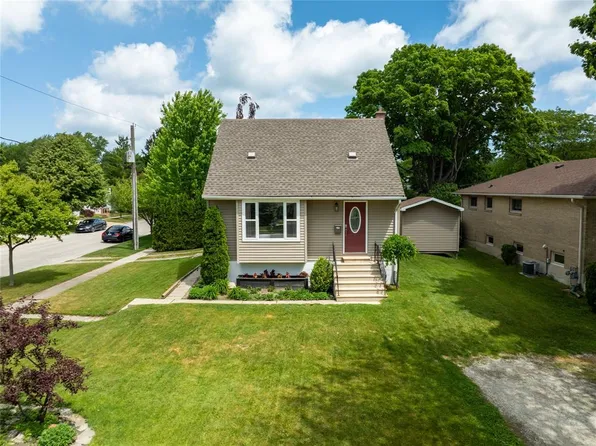 702 Michigan Ave, Pt Edward, ON N7V 1G8