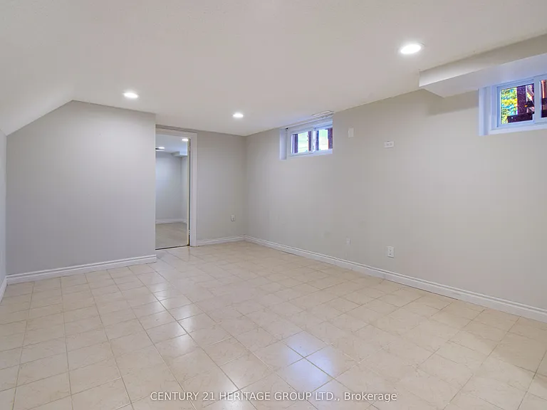 114 Elizabeth Grv — Photo 10