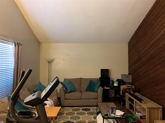 3rd image of 511 N Walnut Creek Dr