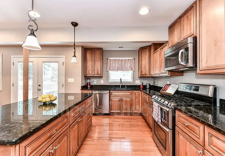 1033 S Edison St — Photo 12