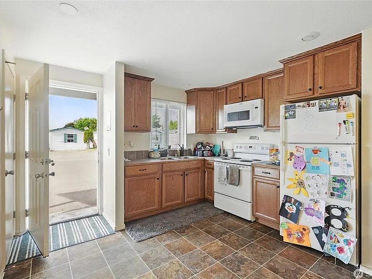 108 Baker St — Photo 15