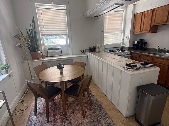4th image of 1929 Chestnut St APT 2R
