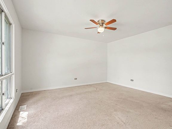5th image of 945 Surrey Ct