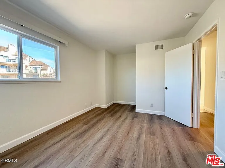 574 Island View Cir — Photo 13