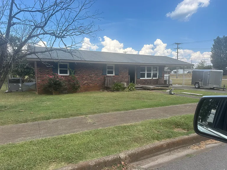 1515 Fort Ave — Photo 1