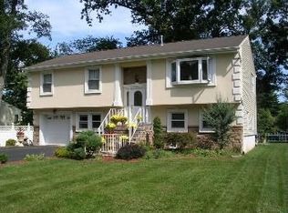 41 Riveredge Dr, Fairfield, NJ 07004