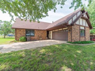 2935 Valley View Dr, Arkansas City, KS 67005