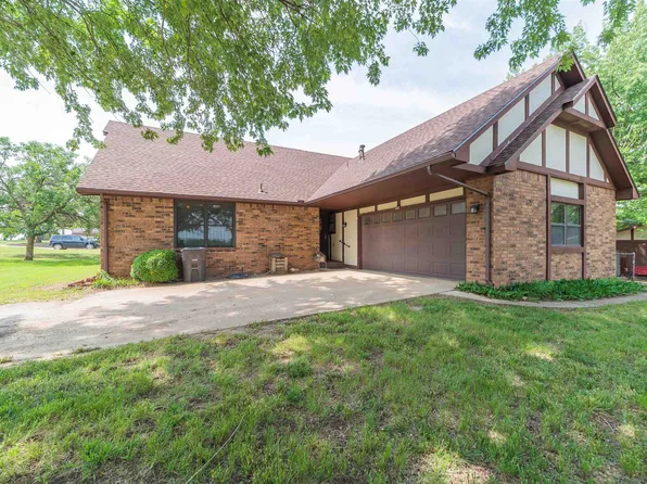 2935 Valley View Dr, Arkansas City, KS 67005