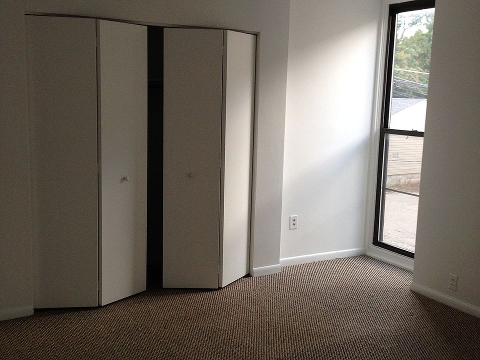 Bedroom w/ Closet