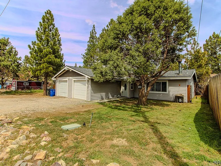 870 Ash Ln — Photo 2