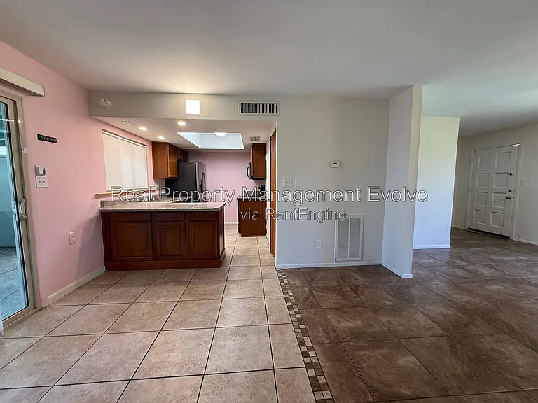 4709 N 26th Ln — Photo 5