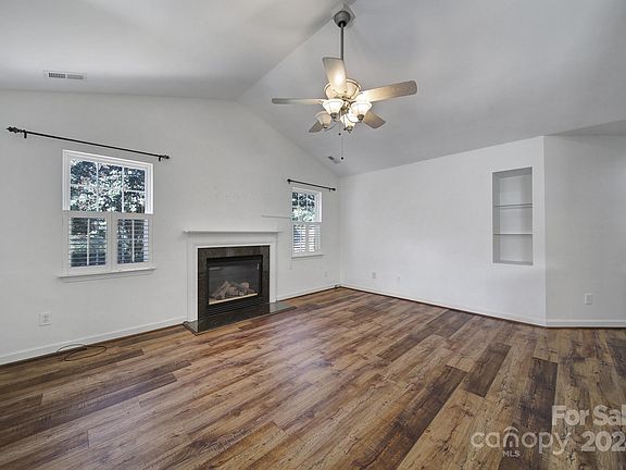 4th image of 162 Ashwood Ln
