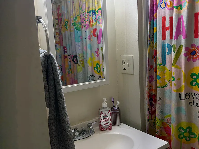 453 Oldham Ave — Photo 3