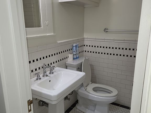 2nd image of 542 S El Molino Ave