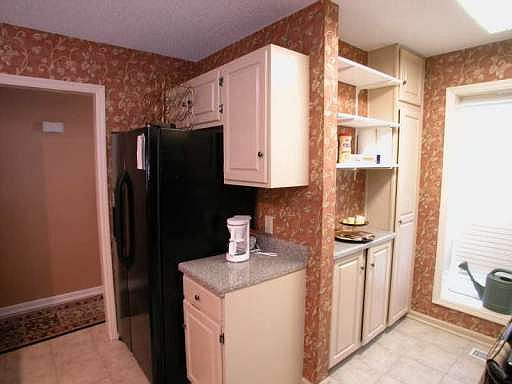 4th image of 1085 Holly Dr