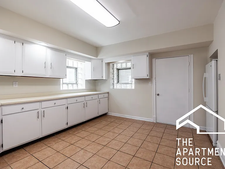 2110 N Avers Ave #G — Photo 6