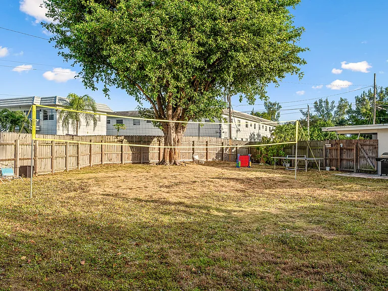 3961 NE 10th Ave — Photo 55