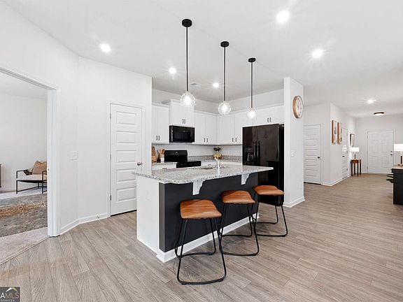 4th image of 120 Royal Oak Dr NE