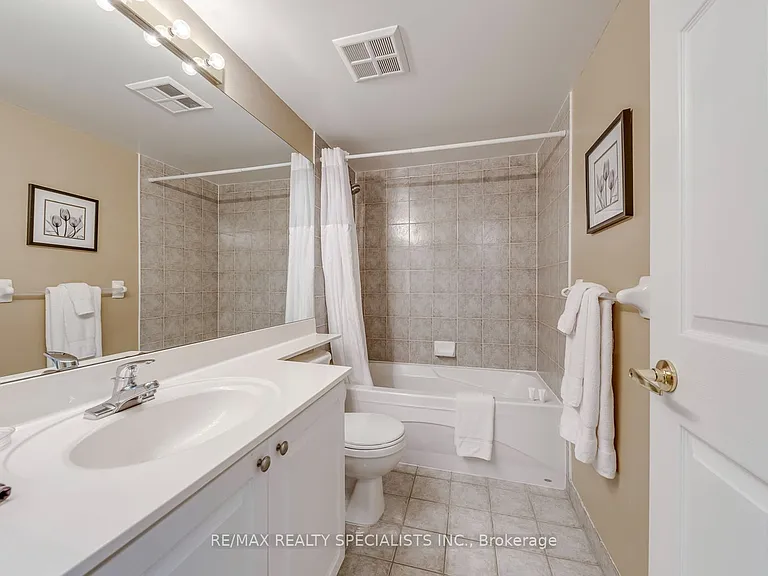 25 Kingsbridge Garden Cir W #924 — Photo 39
