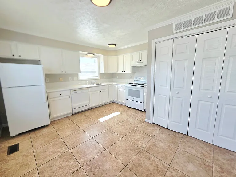 1104 - 1116 Mazatlan Cir. — Photo 9