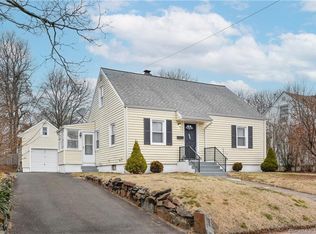 142 Twin Brook Rd, Hamden, CT 06514